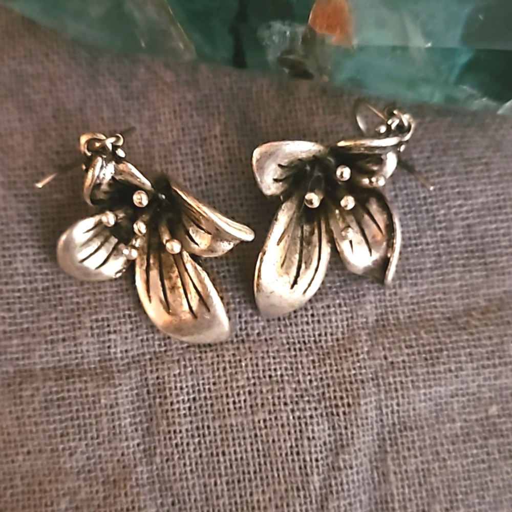 Lucky brand silver Lily fish hook earrings EUC - Picture 2 of 6